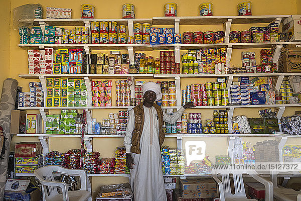 Toubou-Mann in einem Geschäft  Sahel  Tschad  Afrika