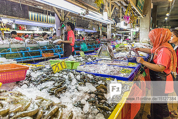 Frische Meeresfrüchte zum Verkauf auf dem überdachten Banzaan-Markt in Patong  Phuket  Thailand  Südostasien  Asien
