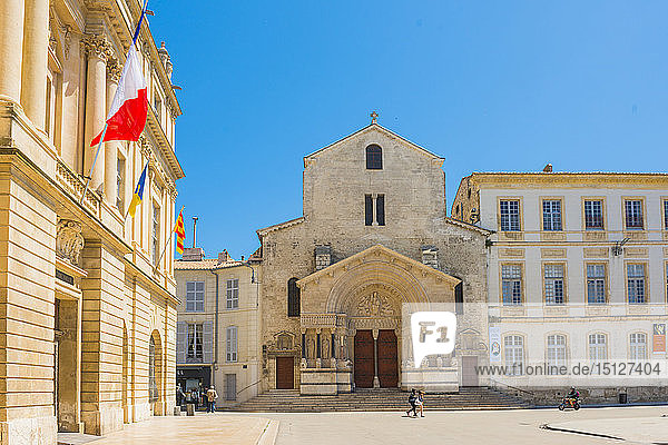 Hauptplatz von Arles und Kirche St. Trophime  Arles  Bouches du Rhone  Provence  Provence-Alpes-Cote d'Azur  Frankreich  Europa