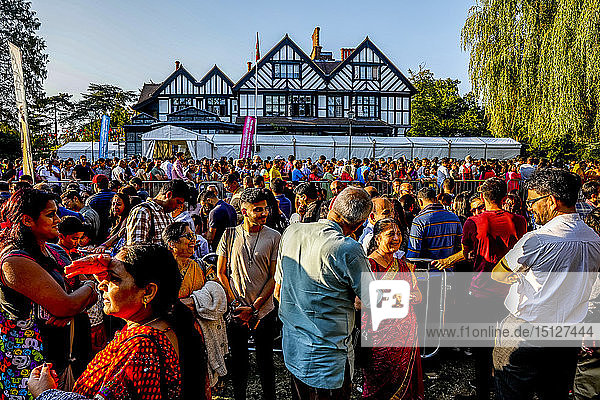 Warteschlange vor dem Tempel für das hinduistische Janmashtami-Fest in Bhaktivedanta Manor  Watford  England  Vereinigtes Königreich  Europa