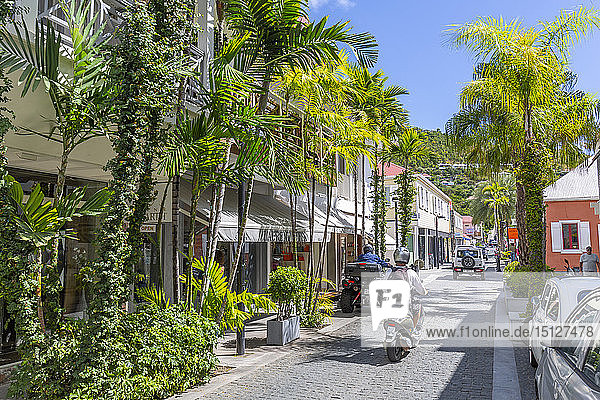 Blick auf Geschäfte und Gebäude in der Stadt  Gustavia  St. Barthelemy (St. Barts) (St. Barth)  Westindische Inseln  Karibik  Mittelamerika
