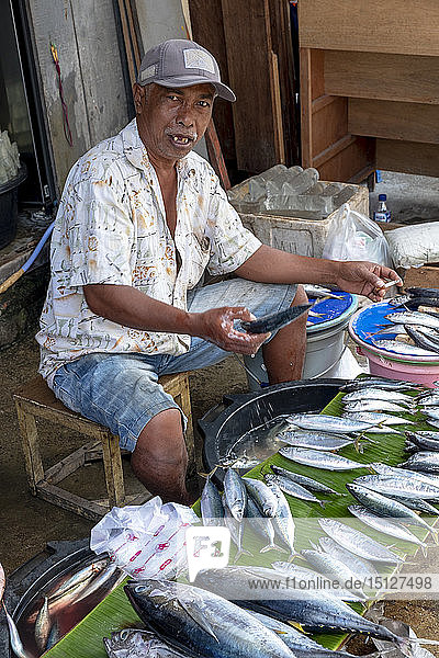 Ein Mann verkauft Fisch auf dem örtlichen Stadtmarkt  Masohi  Seram  Indonesien  Südostasien  Asien