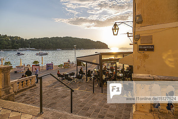 Blick auf das Restaurant bei Sonnenuntergang in Cavtat an der Adria  Cavtat  Dubrovnik Riviera  Kroatien  Europa