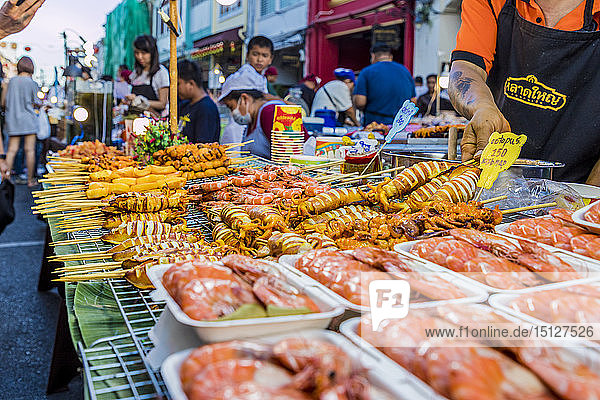 Ein Stand mit gegrillten Meeresfrüchten auf dem berühmten Nachtmarkt der Walking Street in der Altstadt von Phuket  Phuket  Thailand  Südostasien  Asien