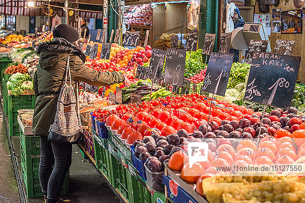 Obst und Gemüse in der Auslage am Naschmarkt  Wien  Österreich  Europa