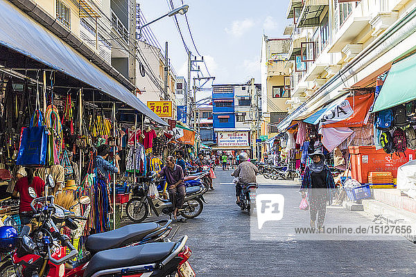 Eine Straßenmarktszene in der Altstadt von Phuket  Phuket  Thailand  Südostasien  Asien