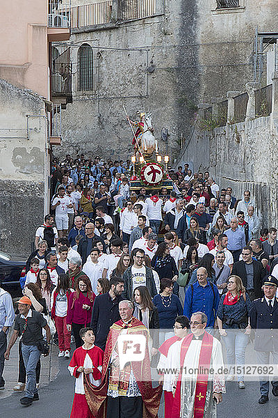 Prozession anlässlich des San-Giorgio-Festes mit der Reiterfigur des Heiligen Georg in Ragusa Ibla  Ragusa  Sizilien  Italien  Europa