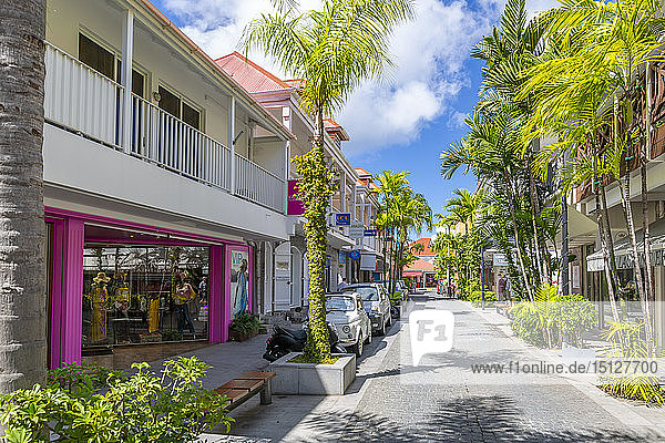 Blick auf Geschäfte und Gebäude in der Stadt  Gustavia  St. Barthelemy (St. Barts) (St. Barth)  Westindische Inseln  Karibik  Mittelamerika