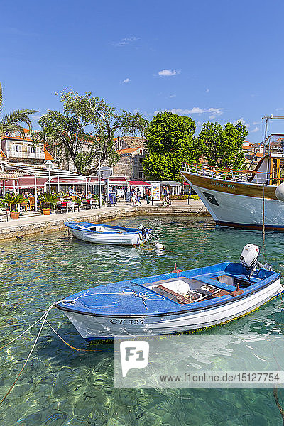 Blick auf die Restaurants am Hafen von Cavtat an der Adria  Cavtat  Dubrovnik Riviera  Kroatien  Europa