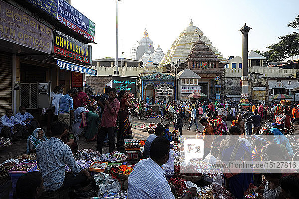 Geschäftiger Straßenmarkt am späten Nachmittag vor dem Jagannath-Tempel  Puri  Odisha  Indien  Asien
