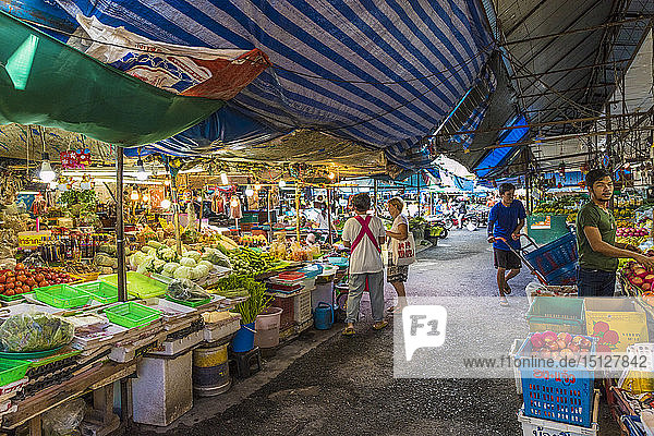 Marktstände auf dem lokalen 24-Stunden-Markt in Phuket Town  Phuket  Thailand  Südostasien  Asien