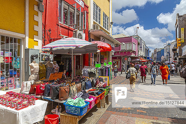 Bunte Stände und Geschäfte in der Swan Street  Bridgetown  Barbados  Westindien  Karibik  Mittelamerika