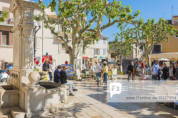 Morgenmarkt im Hafen von Cassis  Cassis  Bouches du Rhone  Provence  Provence-Alpes-Cote d'Azur  Frankreich  Europa