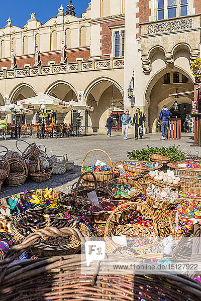 Eine Marktszene auf dem Hauptplatz  Rynek Glowny  in der mittelalterlichen Altstadt  UNESCO-Weltkulturerbe  Krakau  Polen  Europa