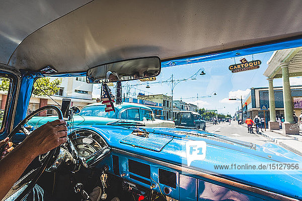 Blick aus dem Taxi in Cienfuegos  UNESCO-Weltkulturerbe  Kuba  Westindien  Karibik  Mittelamerika