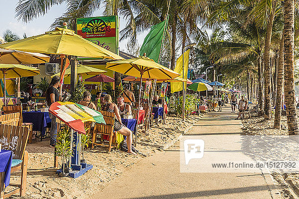 Essensstände am Strand von Kamala in Phuket  Thailand  Südostasien  Asien
