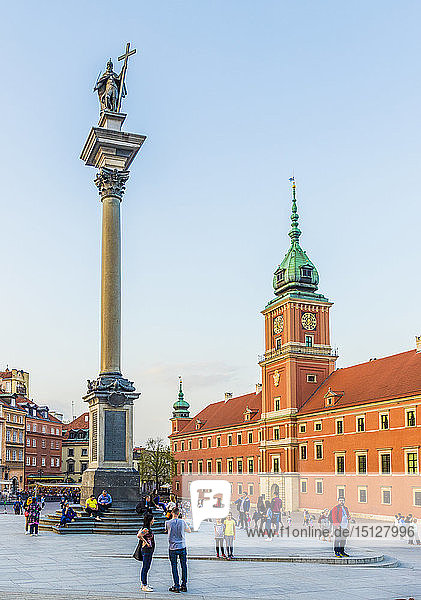 Sigismunds Säule und Königsschloss auf dem Schlossplatz in der Altstadt  UNESCO-Weltkulturerbe  Warschau  Polen  Europa