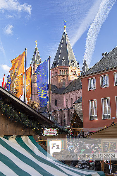 Weihnachtsmarkt und Mainzer Dom  Mainz  Rheinland-Pfalz  Deutschland  Europa