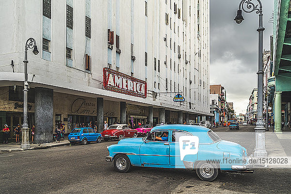 Alte Oldtimer  die vor dem Teatro America geparkt sind  La Habana (Havanna)  Kuba  Westindien  Karibik  Mittelamerika