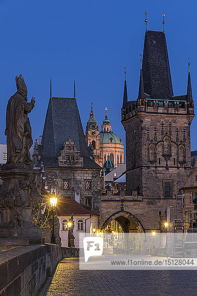 Der Kleinseitner Brückenturm und die St.-Nikolaus-Kirche von der Karlsbrücke aus gesehen in der Morgendämmerung  UNESCO-Weltkulturerbe  Prag  Böhmen  Tschechische Republik  Europa