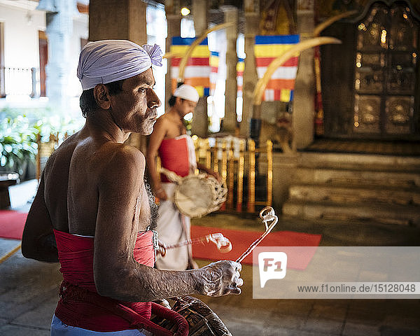 Trommler während der Puja  Tempel der heiligen Zahnreliquie  Kandy  Zentralprovinz  Sri Lanka  Asien
