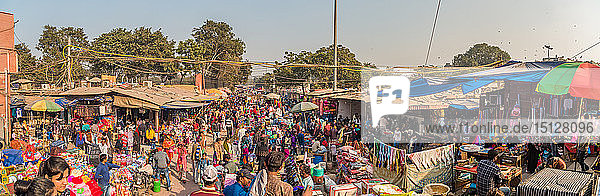 Panoramabild des Marktes vor der Jama Masjid  Neu-Delhi  Indien  Asien