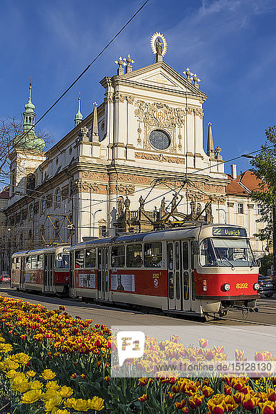 Die berühmte Straßenbahnlinie Nr. 22 fährt an der St. Ignatius-Kirche im Neustädter Viertel vorbei  Prag  Böhmen  Tschechische Republik  Europa