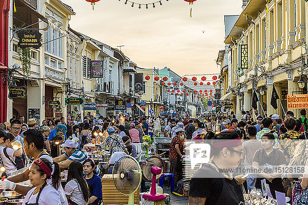 Der berühmte Nachtmarkt Walking Street in der Altstadt von Phuket  Phuket  Thailand  Südostasien  Asien