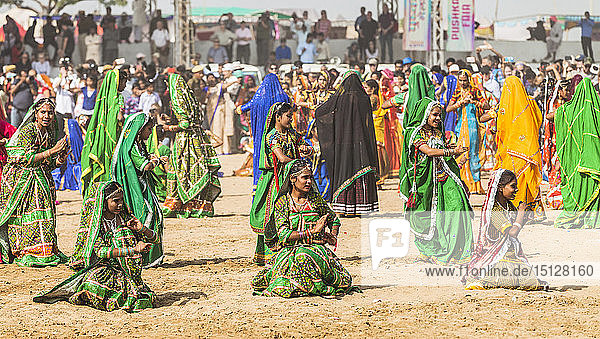 Tänzerinnen bei der Eröffnungsfeier der Pushkar Kamelmesse  Pushkar  Rajasthan  Indien  Asien