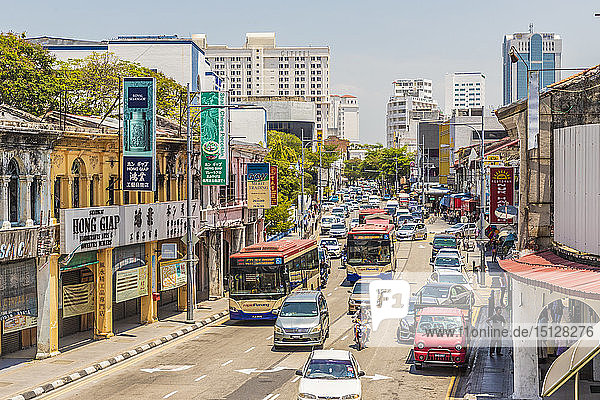Eine Straßenszene in George Town  Insel Penang  Malaysia  Südostasien  Asien