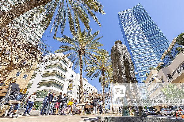 Blick auf Statue  Palmen und Gehweg am Rothschild Boulevard  Tel Aviv  Israel  Naher Osten