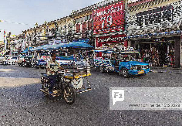 Nahverkehr in der Altstadt von Phuket  Phuket  Thailand  Südostasien  Asien