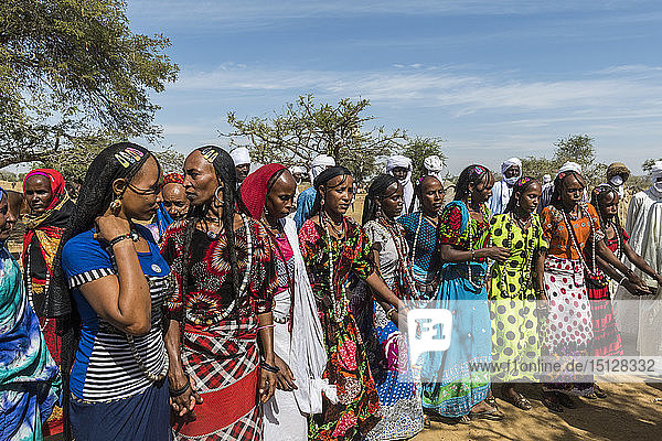 Bunt gekleidete Frauen bei einem Stammesfest  Sahel  Tschad  Afrika
