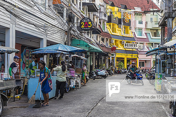 Eine Straßenszene in der Altstadt von Phuket  Phuket  Thailand  Südostasien  Asien