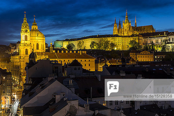Prager Burg  Veitsdom und St. Nikolauskirche in der Abenddämmerung  UNESCO-Weltkulturerbe  Prag  Böhmen  Tschechische Republik  Europa