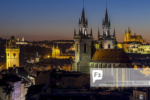 Blick auf die Kirche Unserer Lieben Frau vor Tyn  den Uhrenturm des Alten Rathauses und die Prager Burg in der Abenddämmerung  UNESCO-Weltkulturerbe  Prag  Böhmen  Tschechische Republik  Europa