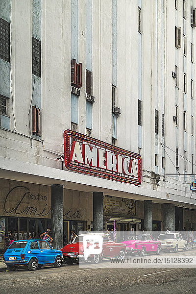 Alte Oldtimer  die vor dem Teatro America geparkt sind  La Habana (Havanna)  Kuba  Westindien  Karibik  Mittelamerika
