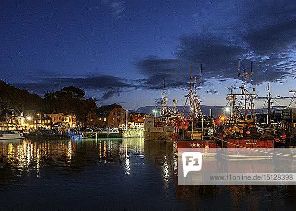Boote und Lichter im Hafen des beliebten Fischerhafens von Padstow  Cornwall  England  Vereinigtes Königreich  Europa