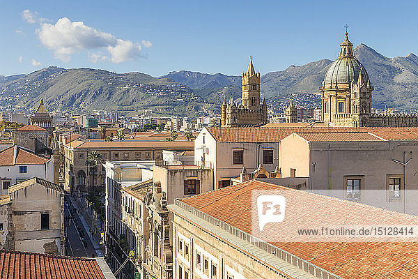 Blick von der Kirche Santissimo Salvatore über die Altstadt und die Kathedrale von Palermo  Palermo  Sizilien  Italien  Europa