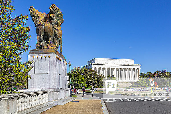 Ansicht der Friedensskulpturen und des Lincoln Memorials  Washington D.C.  Vereinigte Staaten von Amerika  Nordamerika