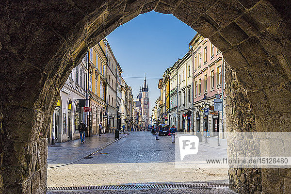 Eine Straßenszene in der mittelalterlichen Altstadt  UNESCO-Weltkulturerbe  Krakau  Polen  Europa