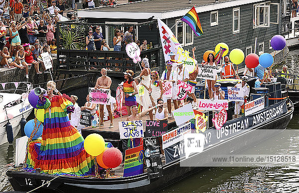 Boot bei der Gay Pride Parade  Grachtenparade in Amsterdam  Nordholland  Niederlande  Europa