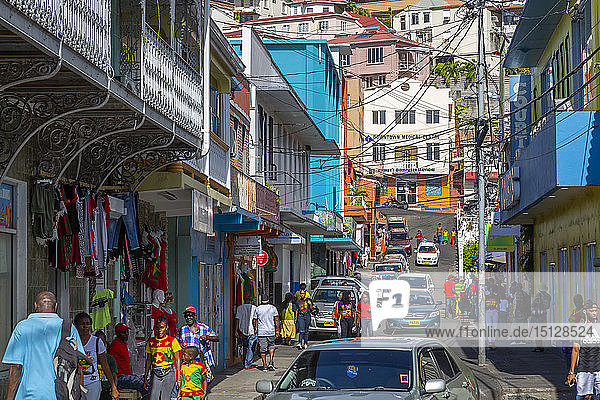 Blick auf eine belebte Straße in St. George's  Grenada  Inseln über dem Winde  Westindien  Karibik  Mittelamerika