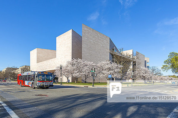 Ansicht der National Gallery of Art  East Building an der National Mall im Frühling  Washington D.C.  Vereinigte Staaten von Amerika  Nordamerika