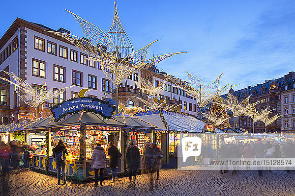 Weihnachtsmarkt in der Abenddämmerung  Wiesbaden  Hessen  Deutschland  Europa