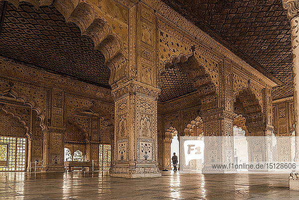 Eine Reinigungskraft wischt den Boden im Roten Fort  UNESCO-Weltkulturerbe  Alt-Delhi  Indien  Asien