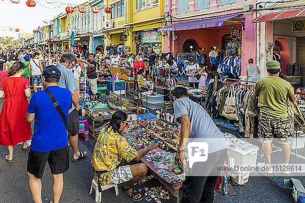 Der berühmte Nachtmarkt Walking Street in der Altstadt von Phuket  Phuket  Thailand  Südostasien  Asien