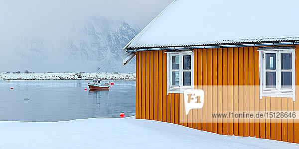 Rorbuer-Hütte und Fischerboot  Lofoten-Inseln  Nordland  Arktis  Norwegen  Europa