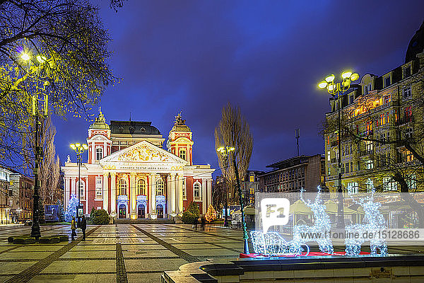 Ivan Vazov Nationaltheater zu Weihnachten  Sofia  Bulgarien  Europa