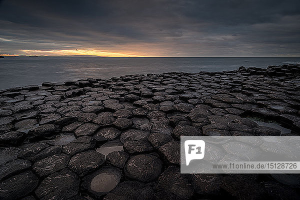 Giant's Causeway bei Sonnenuntergang  UNESCO-Weltkulturerbe  County Antrim  Nordirland  Vereinigtes Königreich  Europa
